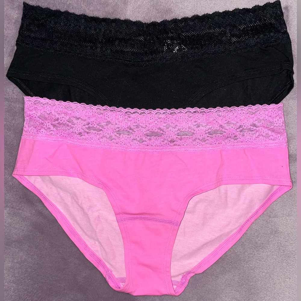 NWT - Victoria’s Secret Set of 2 Low-Rise HipHugger Underwear - Size: M